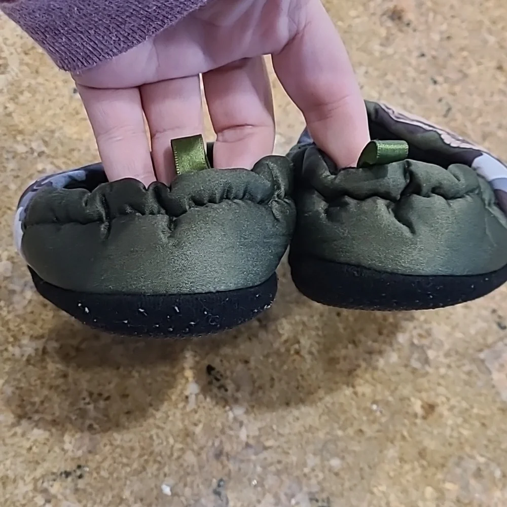 JURASSIC WORLD BOYS TODDLER SIZE 7/8 MEDUIM SLIPPERS CAMP CRETACEOUS